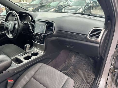Used 2019 Jeep Grand Cherokee Laredo w/ 18" Wheel & 8.4" Radio Group AWD/4WD image 13