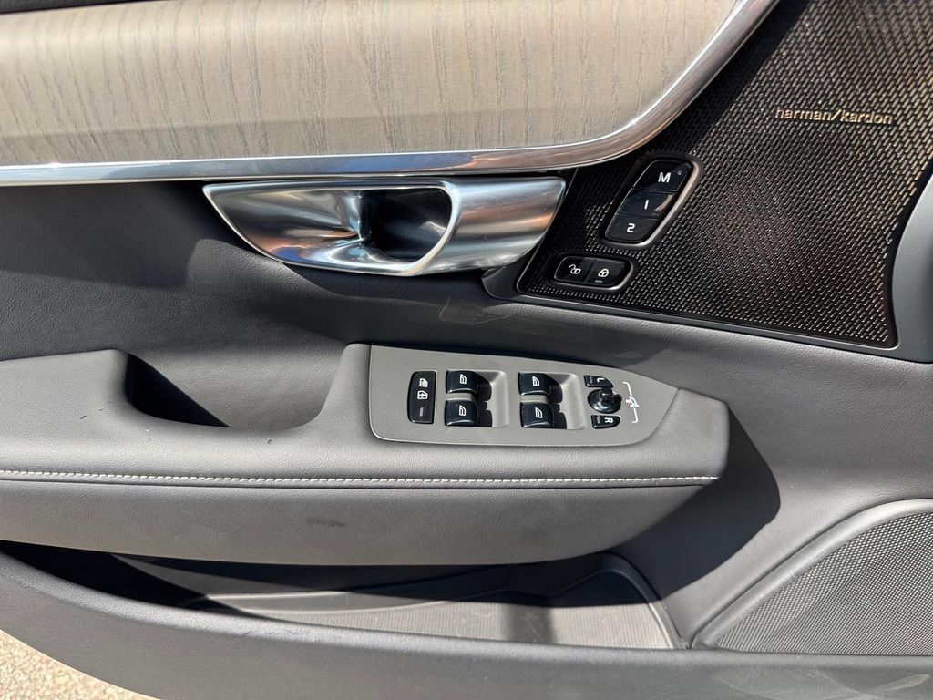 Certified 2025 Volvo V90 B6 Cross Country Ultra AWD/4WD image 15