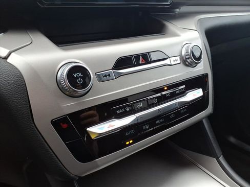 Used 2022 Ford Explorer XLT image 17