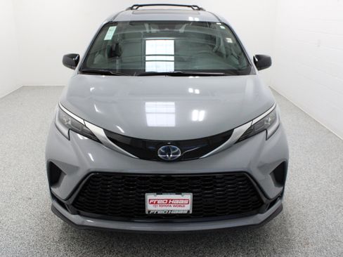 Used 2023 Toyota Sienna XSE w/ XSE Plus Package AWD/4WD image 3