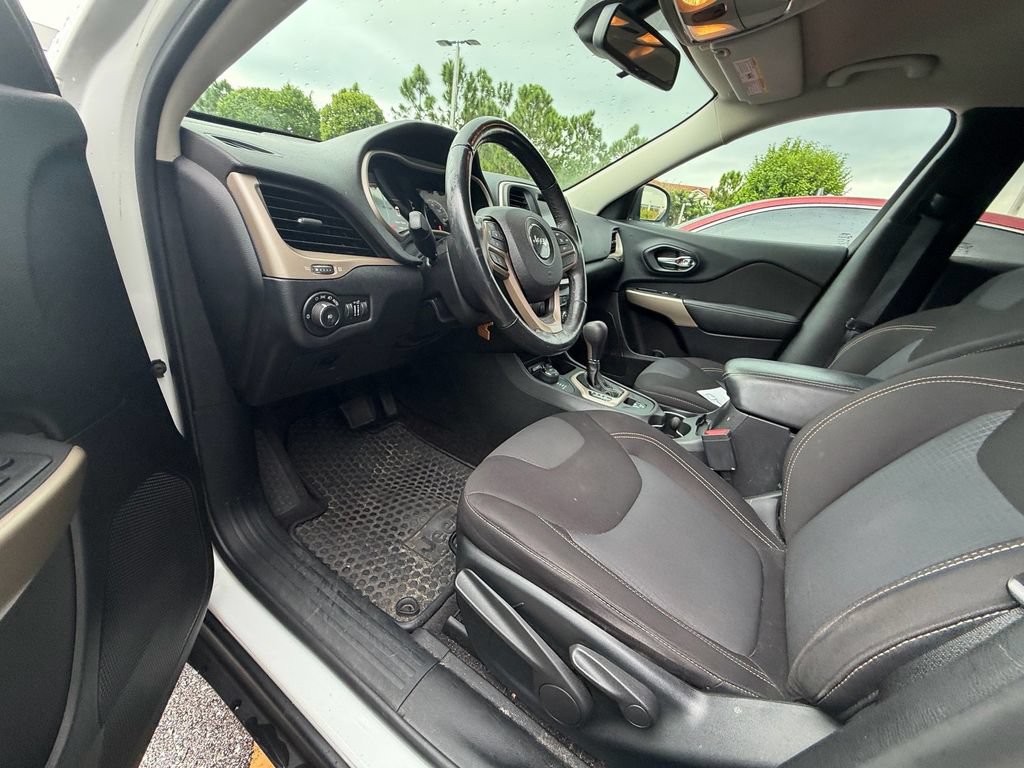 Used 2017 Jeep Cherokee Latitude w/ Cold Weather Group AWD/4WD image 7
