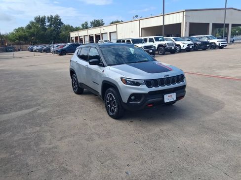 Used 2025 Jeep Compass Trailhawk AWD/4WD image 6