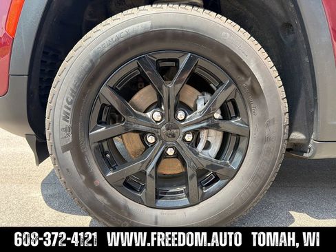 Used 2025 Jeep Grand Cherokee Altitude AWD/4WD image 25