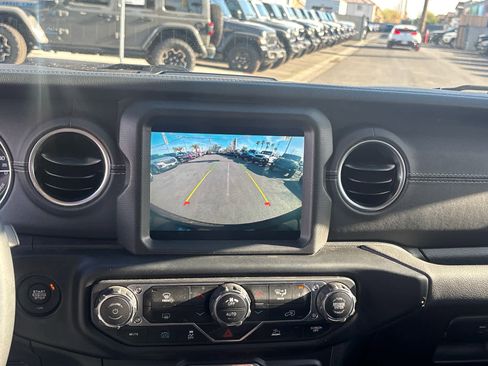 Used 2022 Jeep Wrangler Unlimited Sahara image 12