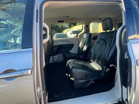 Used 2018 Chrysler Pacifica Touring-L w/ Premium Audio Group image 28