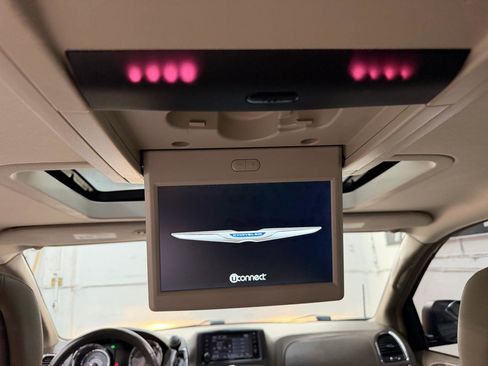Used 2016 Chrysler Town & Country Touring-L FWD image 32