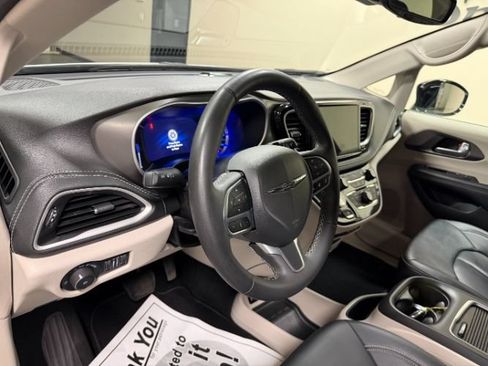 Used 2024 Chrysler Pacifica Limited FWD image 13