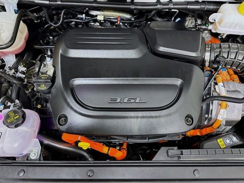 Used 2025 Chrysler Pacifica Premium image 31