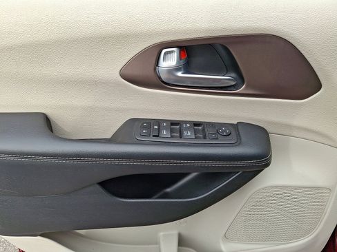 Used 2023 Chrysler Voyager LX FWD image 13