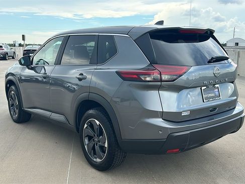Used 2025 Nissan Rogue SV FWD image 10