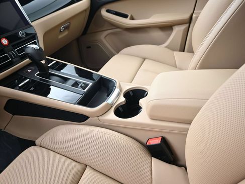 Certified 2026 Porsche Macan AWD/4WD image 22