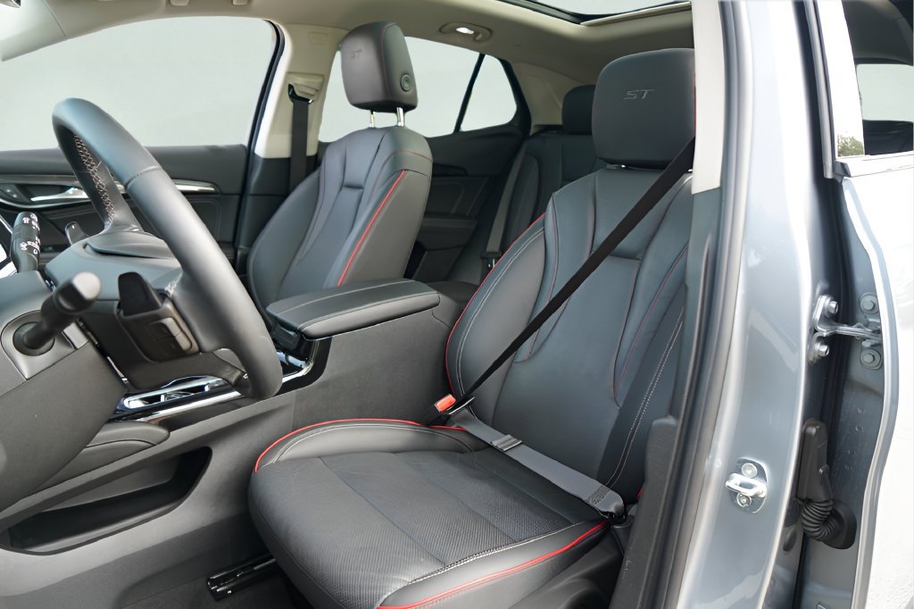 Used 2023 Buick Envision Essence w/ Sport Touring Package AWD/4WD image 10