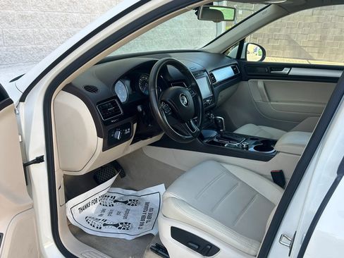 Used 2012 Volkswagen Touareg TDI AWD/4WD image 6