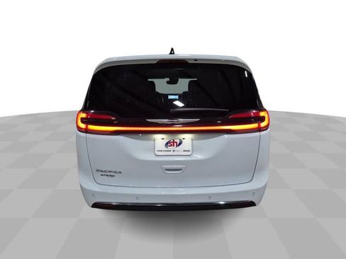 Used 2023 Chrysler Pacifica Touring-L FWD image 8