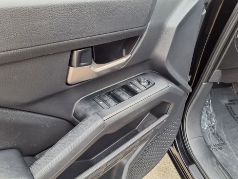 Certified 2025 Toyota Tacoma TRD Off-Road AWD/4WD image 15