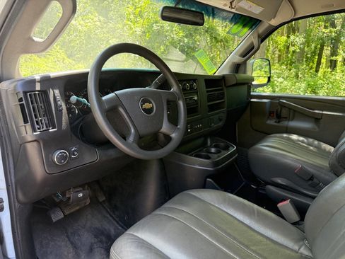 Used 2018 Chevrolet Express 2500 w/ Chrome Appearance Package RWD image 9