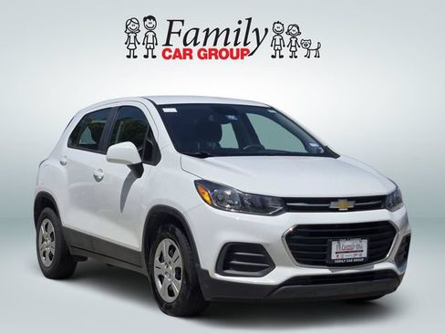 Used 2018 Chevrolet Trax LS FWD image 2
