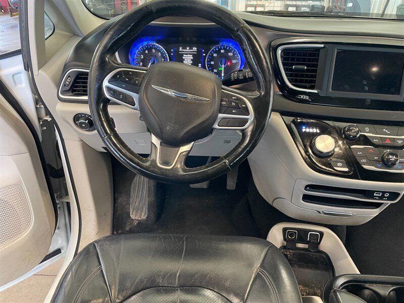 Used 2019 Chrysler Pacifica Touring-L FWD image 8