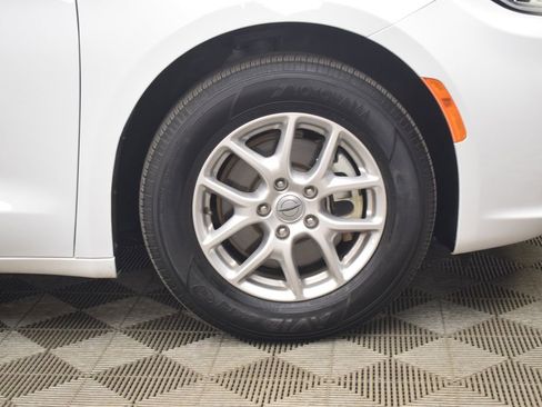 Used 2024 Chrysler Pacifica Touring-L image 28