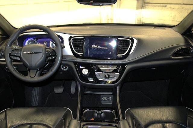 Certified 2025 Chrysler Pacifica Limited FWD image 9