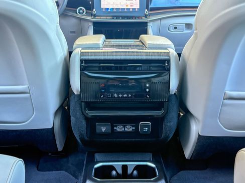 Used 2022 Jeep Wagoneer Series III w/ Premium Group I AWD/4WD image 35