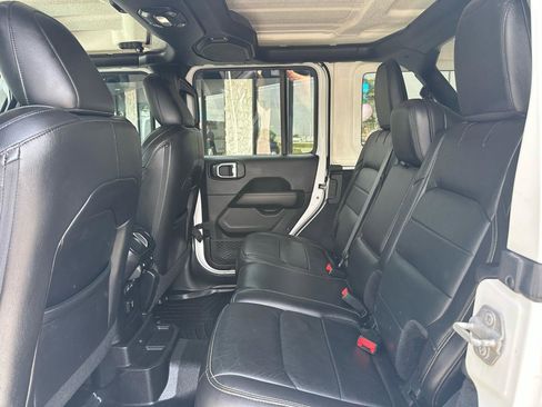 Used 2018 Jeep Wrangler Unlimited Sahara AWD/4WD image 14