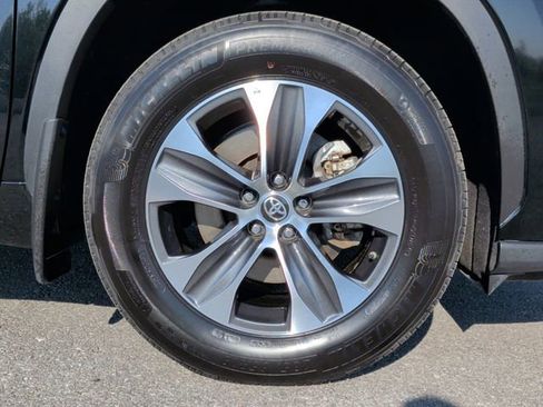 Certified 2025 Toyota Highlander XLE image 9