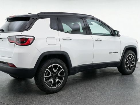Used 2025 Jeep Compass Trailhawk image 9