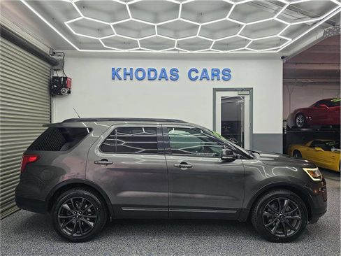 Used 2018 Ford Explorer XLT w/ Equipment Group 202A FWD image 5