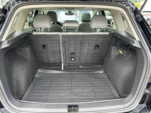 Used 2022 Volkswagen Taos SE w/ Panoramic Sunroof Package FWD image 29
