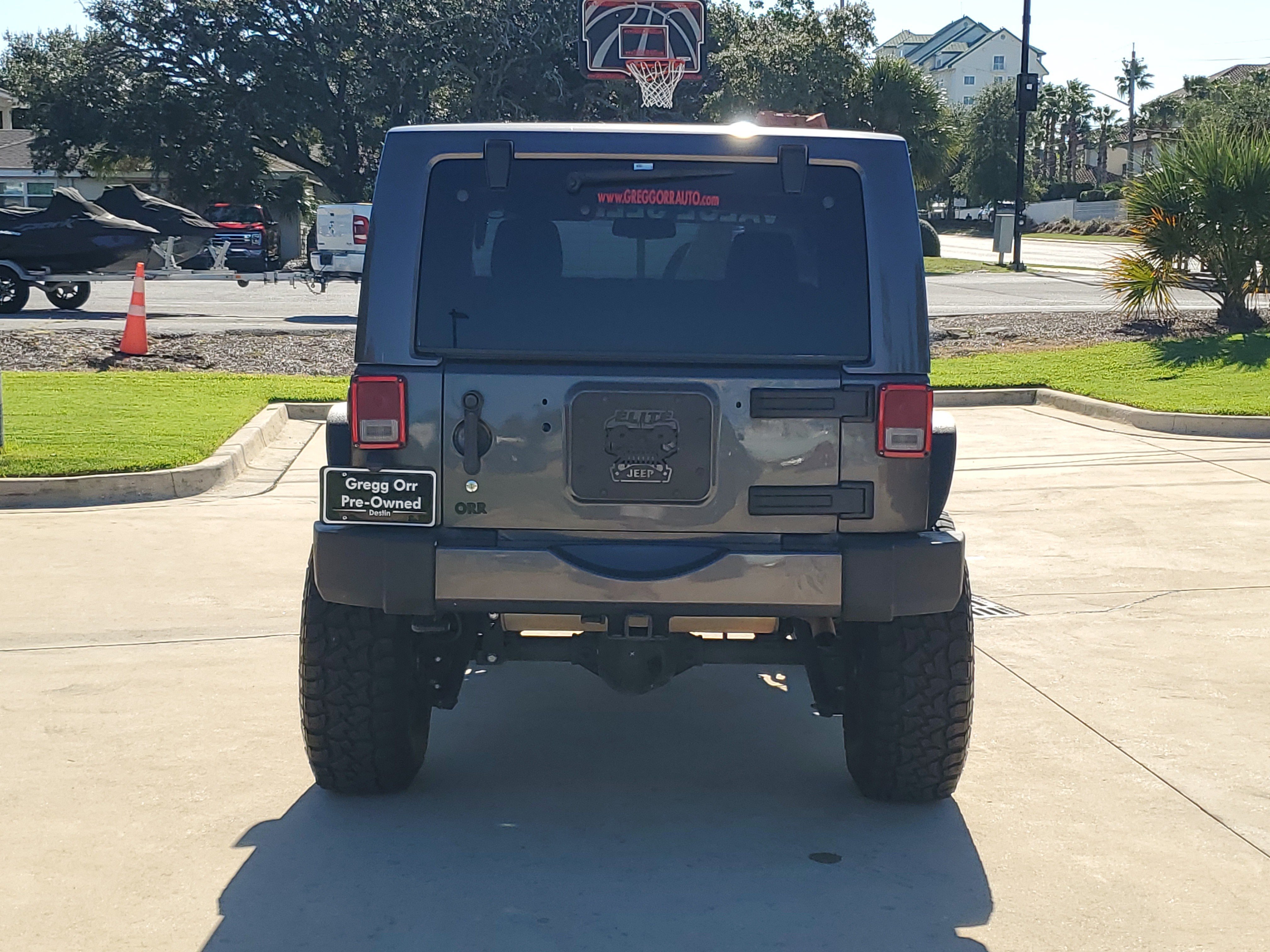 Used 2017 Jeep Wrangler Sahara w/ Connectivity Group AWD/4WD image 11