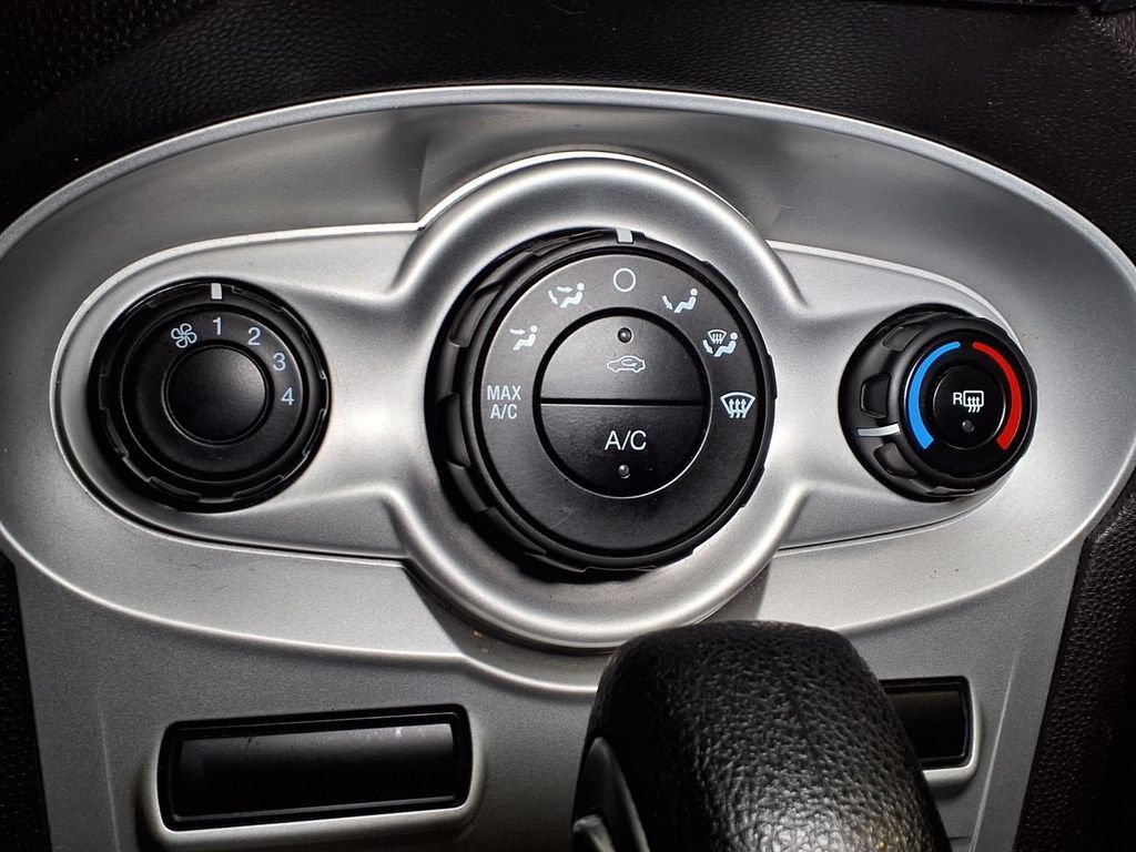 Used 2015 Ford Fiesta SE FWD image 8