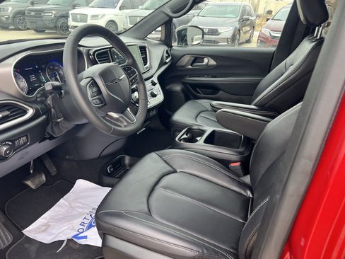 Used 2025 Chrysler Pacifica Select image 11