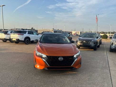 Certified 2025 Nissan Sentra SR FWD image 5