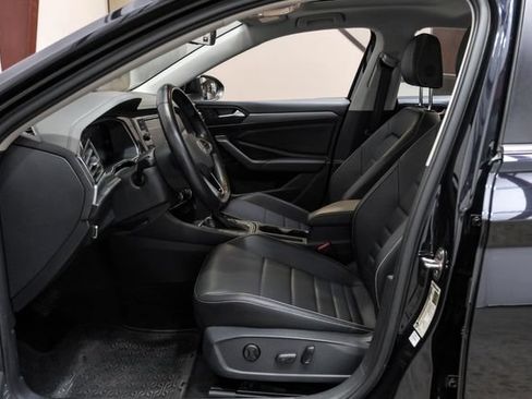 Used 2022 Volkswagen Jetta SE w/ Panoramic Sunroof Package FWD image 4