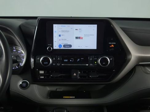 Used 2023 Toyota Highlander XLE image 25