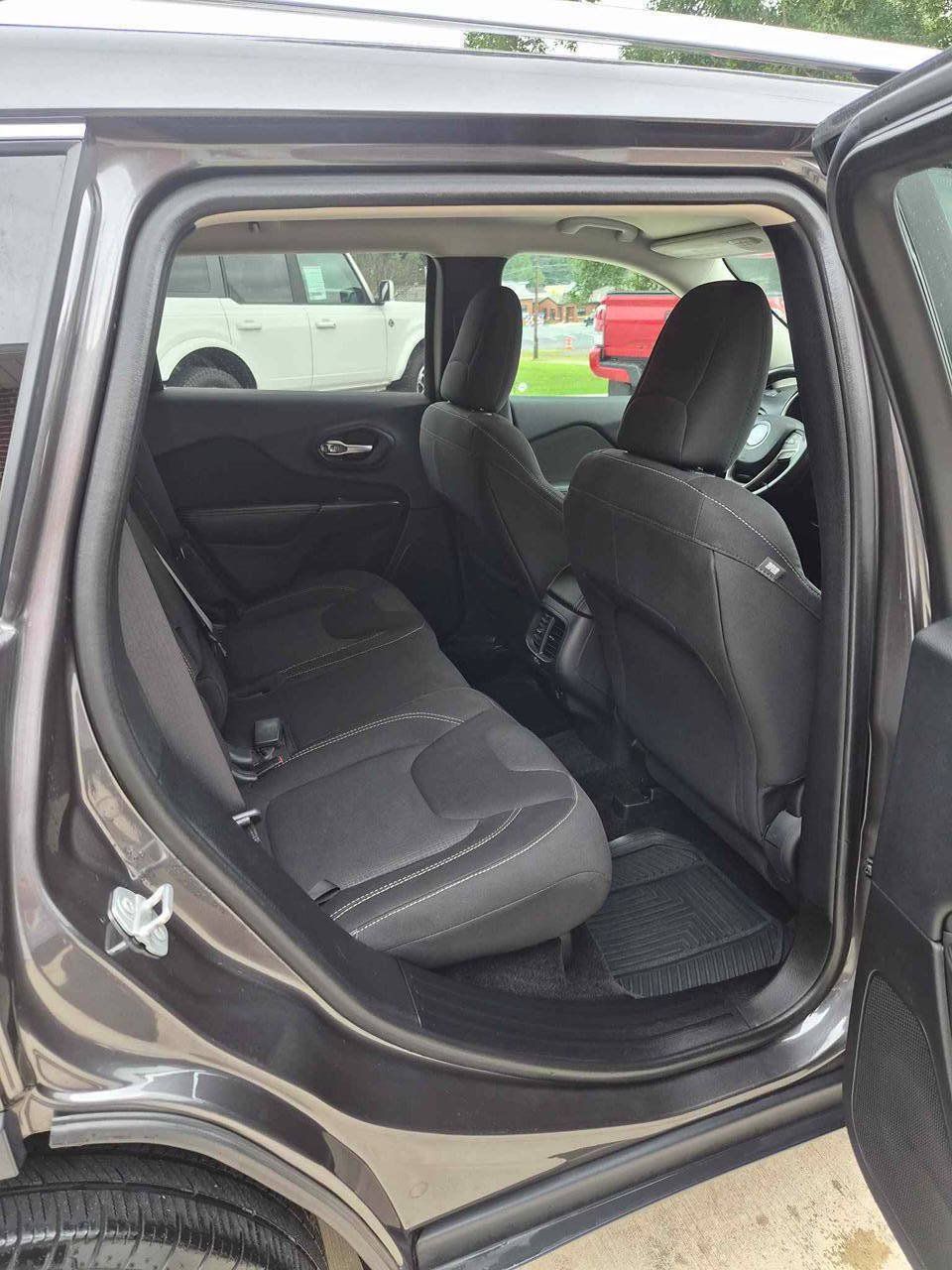 Used 2016 Jeep Cherokee Latitude w/ Comfort/Convenience Group AWD/4WD image 10