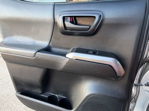 Used 2017 Toyota Tacoma SR5 w/ Tow Package AWD/4WD image 22