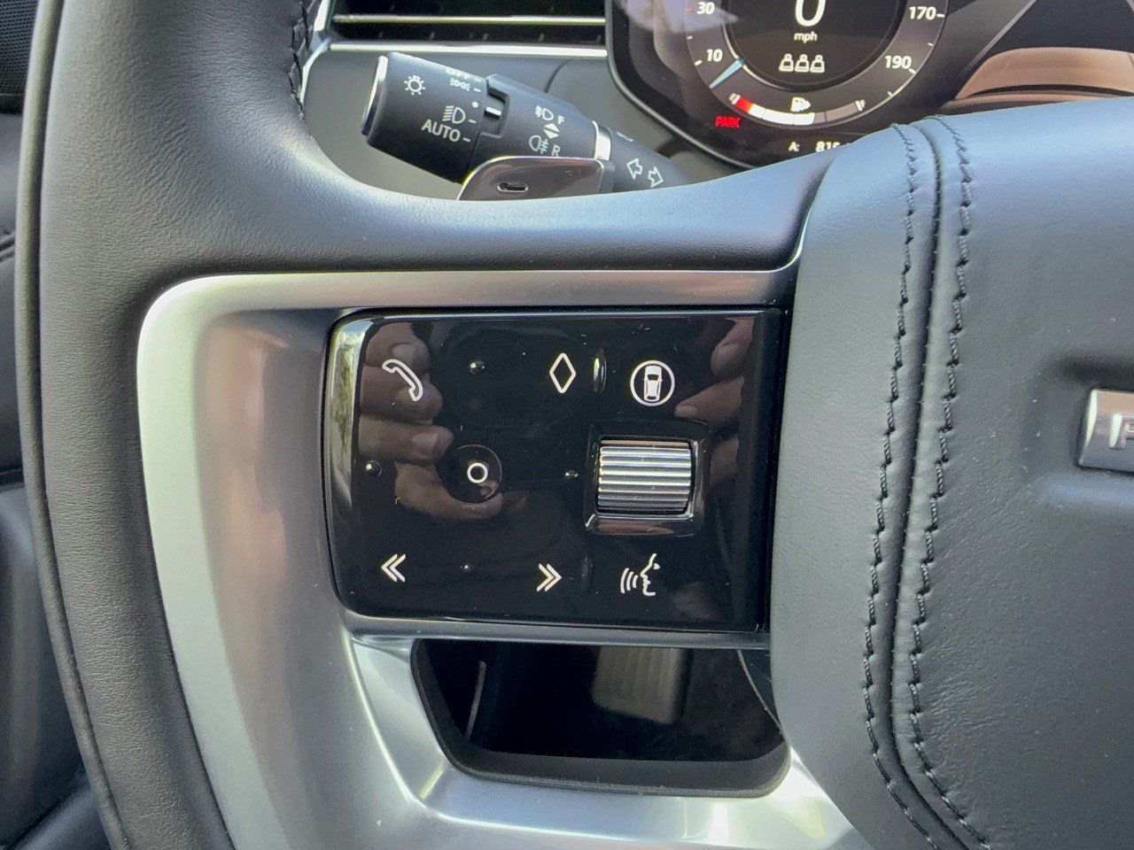 Used 2025 Land Rover Range Rover SE AWD/4WD image 18