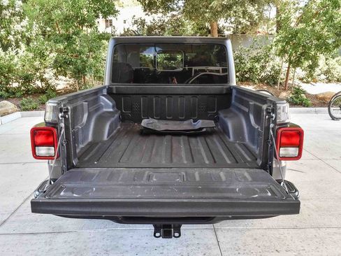 Used 2022 Jeep Gladiator Willys image 24