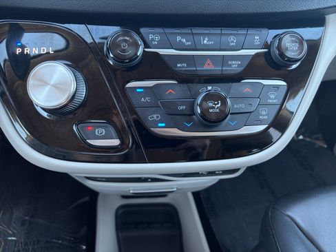 Used 2018 Chrysler Pacifica Touring-L Plus FWD image 28