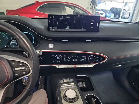 Used 2023 Genesis GV70 2.5T w/ Sport Prestige Package AWD/4WD image 4