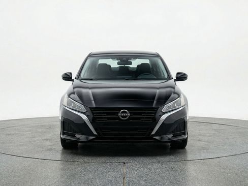 Used 2025 Nissan Altima 2.5 SV FWD image 2