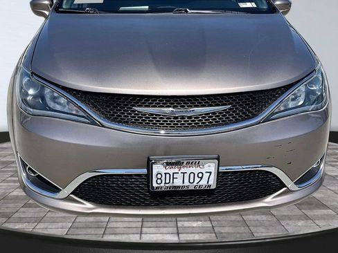 Used 2018 Chrysler Pacifica Touring Plus w/ Tire & Wheel Group FWD image 30