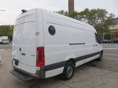 Used 2022 Mercedes-Benz Sprinter 2500 image 4