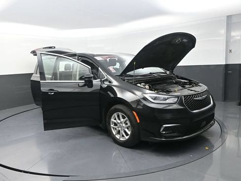 Used 2023 Chrysler Pacifica Touring-L FWD image 28