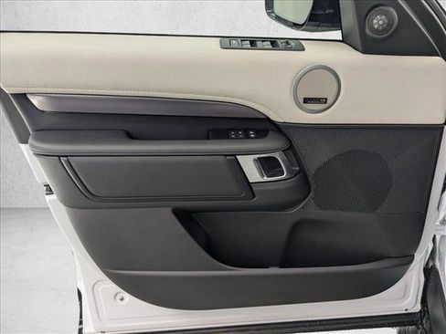 Used 2025 Land Rover Discovery Metropolitan Edition image 19