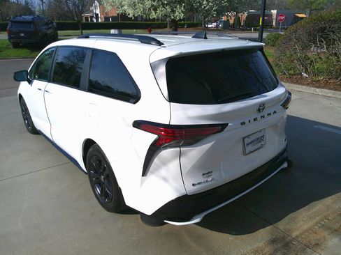 Used 2025 Toyota Sienna XSE image 10