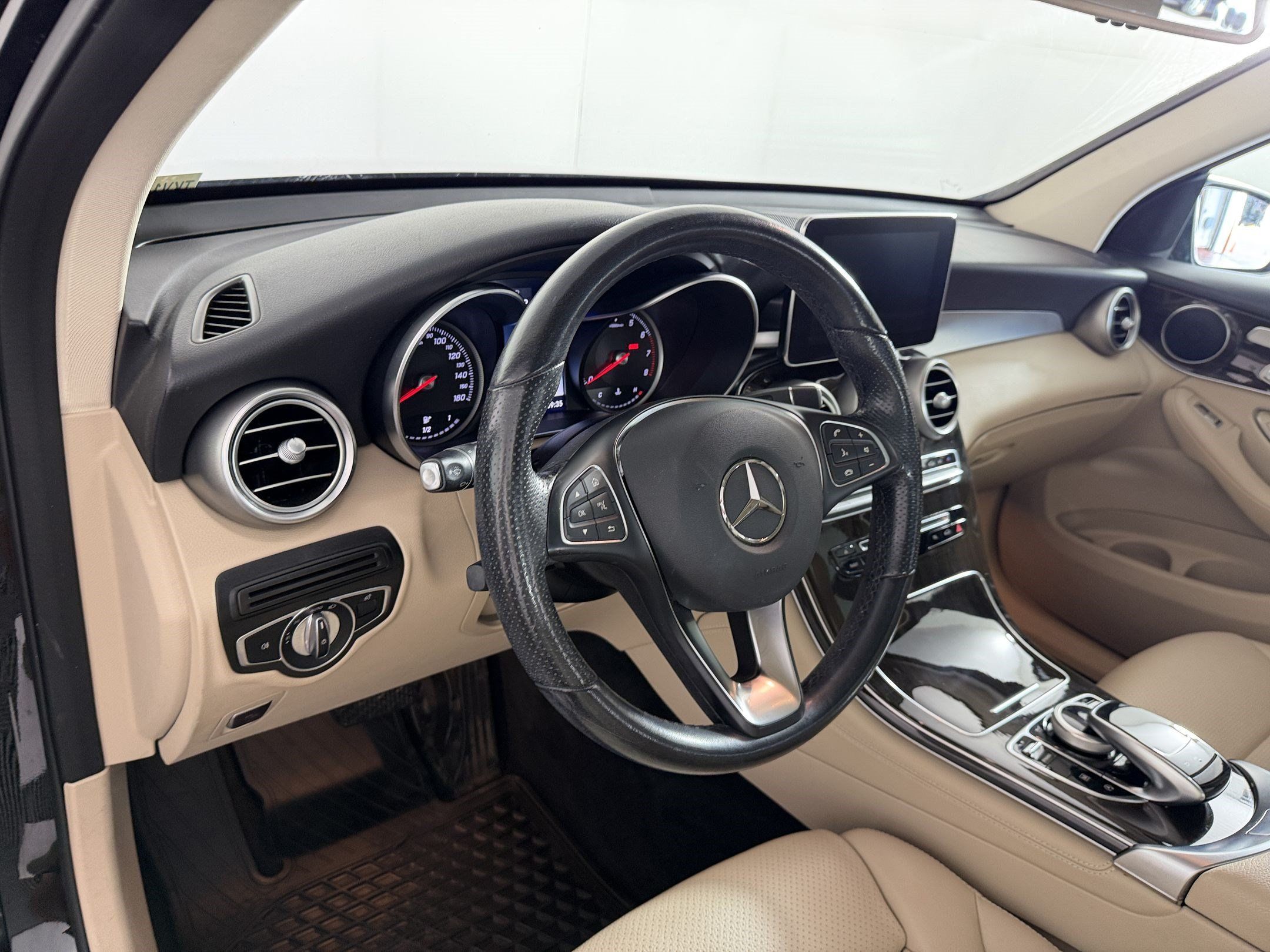 Used 2019 Mercedes-Benz GLC 300 4MATIC image 4