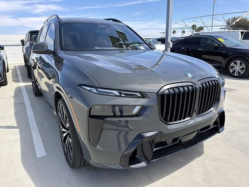 Used 2025 BMW X7 xDrive40i w/ Executive Package AWD/4WD image 3
